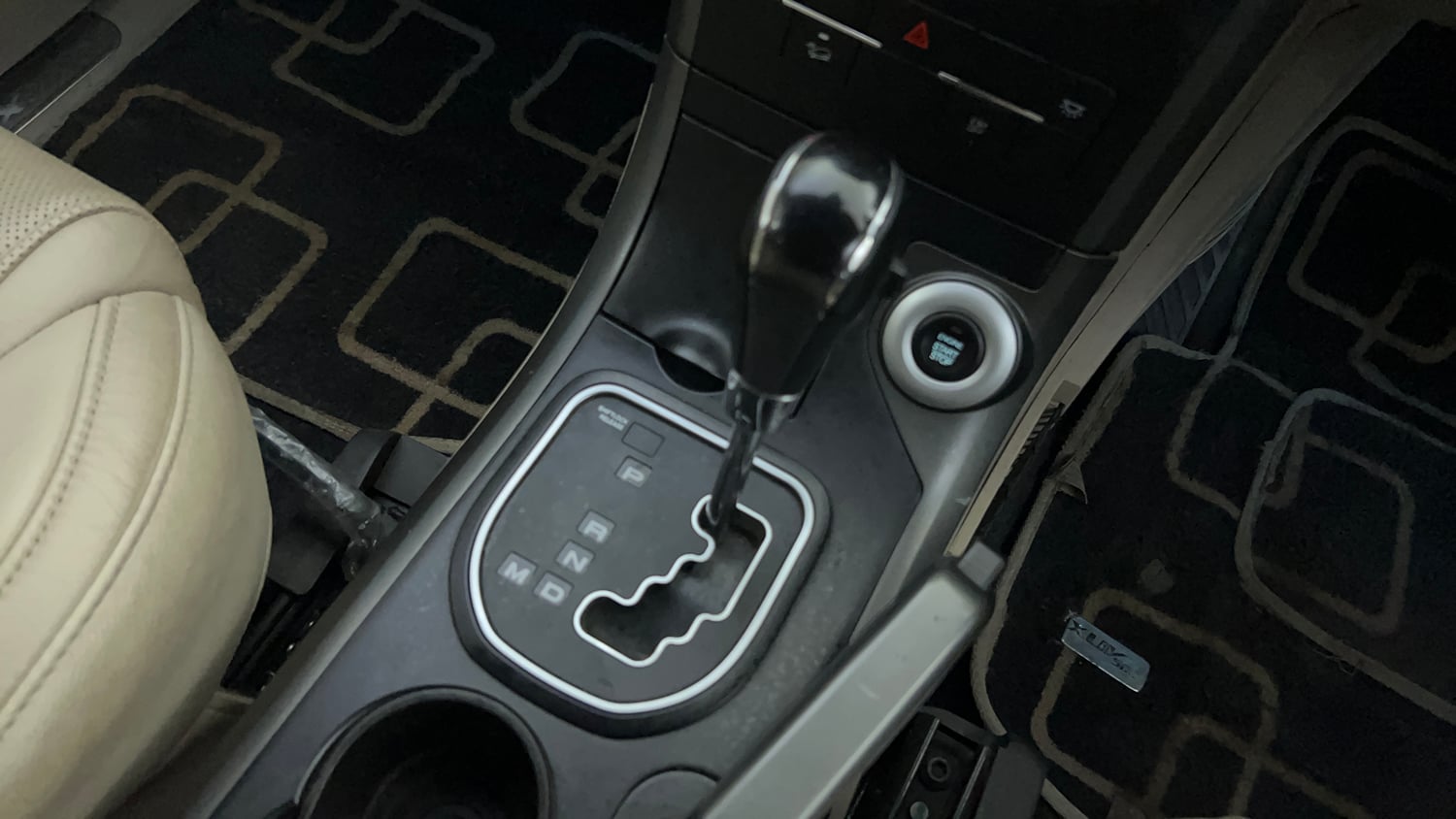 Used 2016 Mahindra XUV500 W10 AT Diesel Automatic interior GEAR  KNOB VIEW