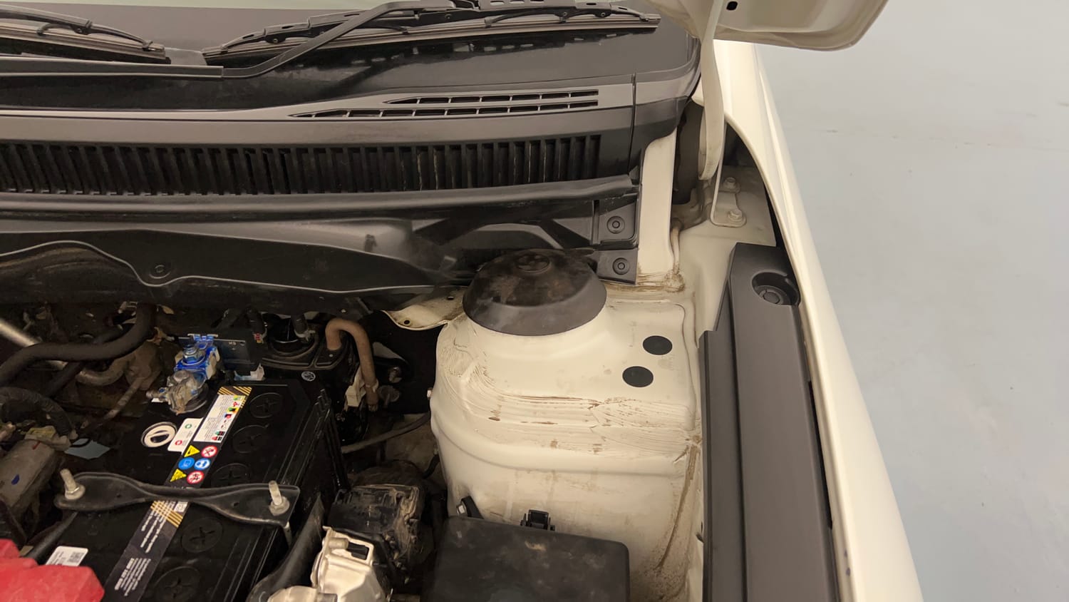 Used 2023 Maruti Suzuki Ciaz Alpha 1.5 Petrol Manual engine ENGINE LEFT SIDE HINGE & APRON VIEW