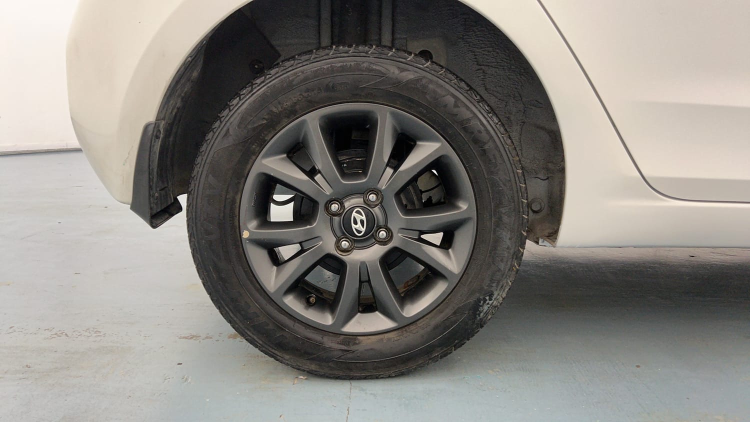 Used 2018 Hyundai Elite i20 Asta 1.2 AT Petrol Automatic tyres RIGHT REAR TYRE RIM VIEW