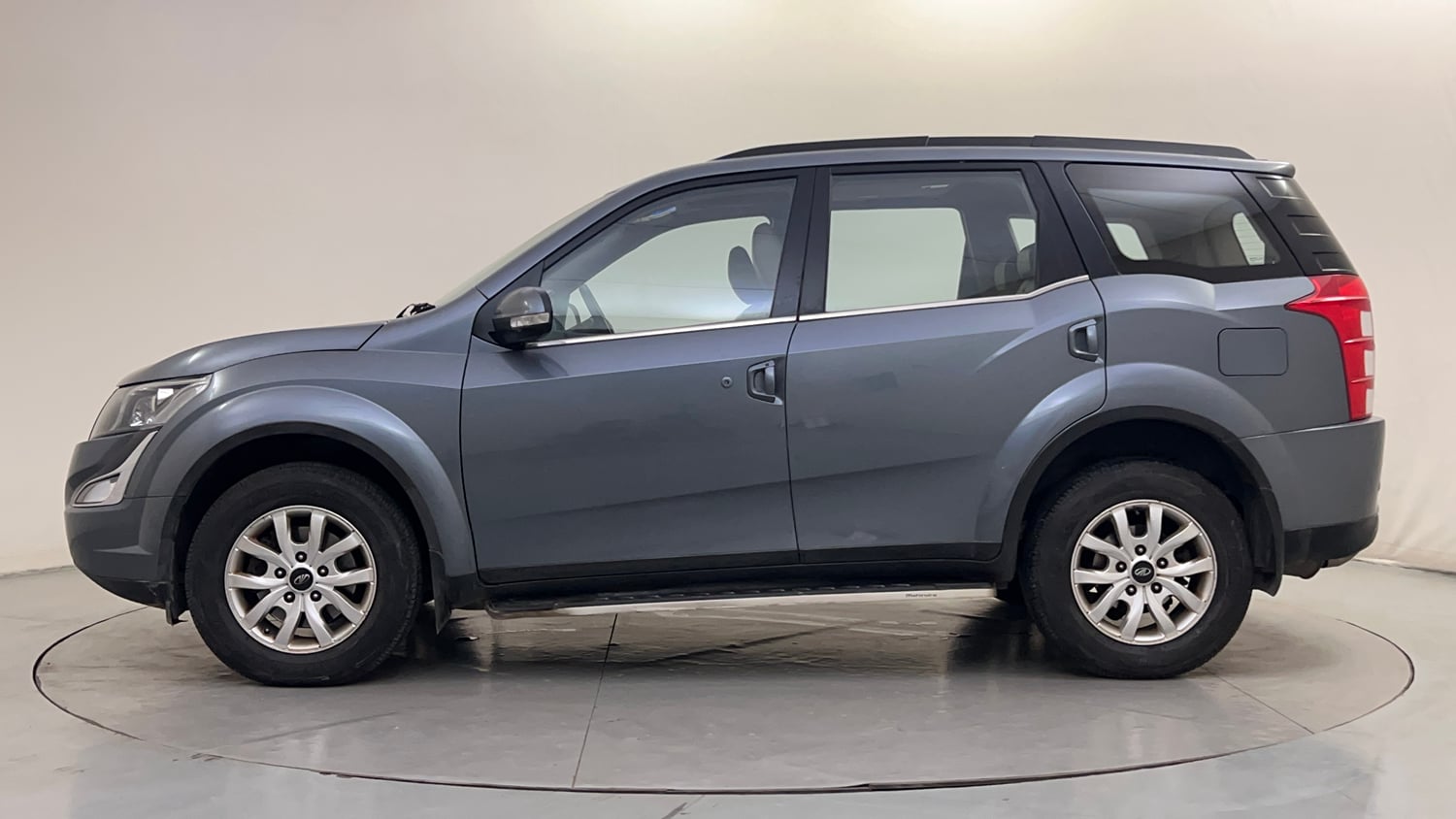 Used 2016 Mahindra XUV500 W10 AT Diesel Automatic exterior LEFT SIDE VIEW