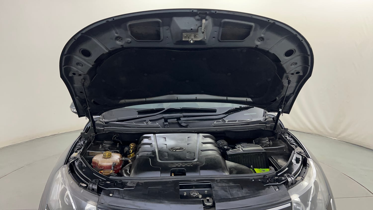 Used 2016 Mahindra XUV500 W10 AT Diesel Automatic engine ENGINE & BONNET OPEN FRONT VIEW