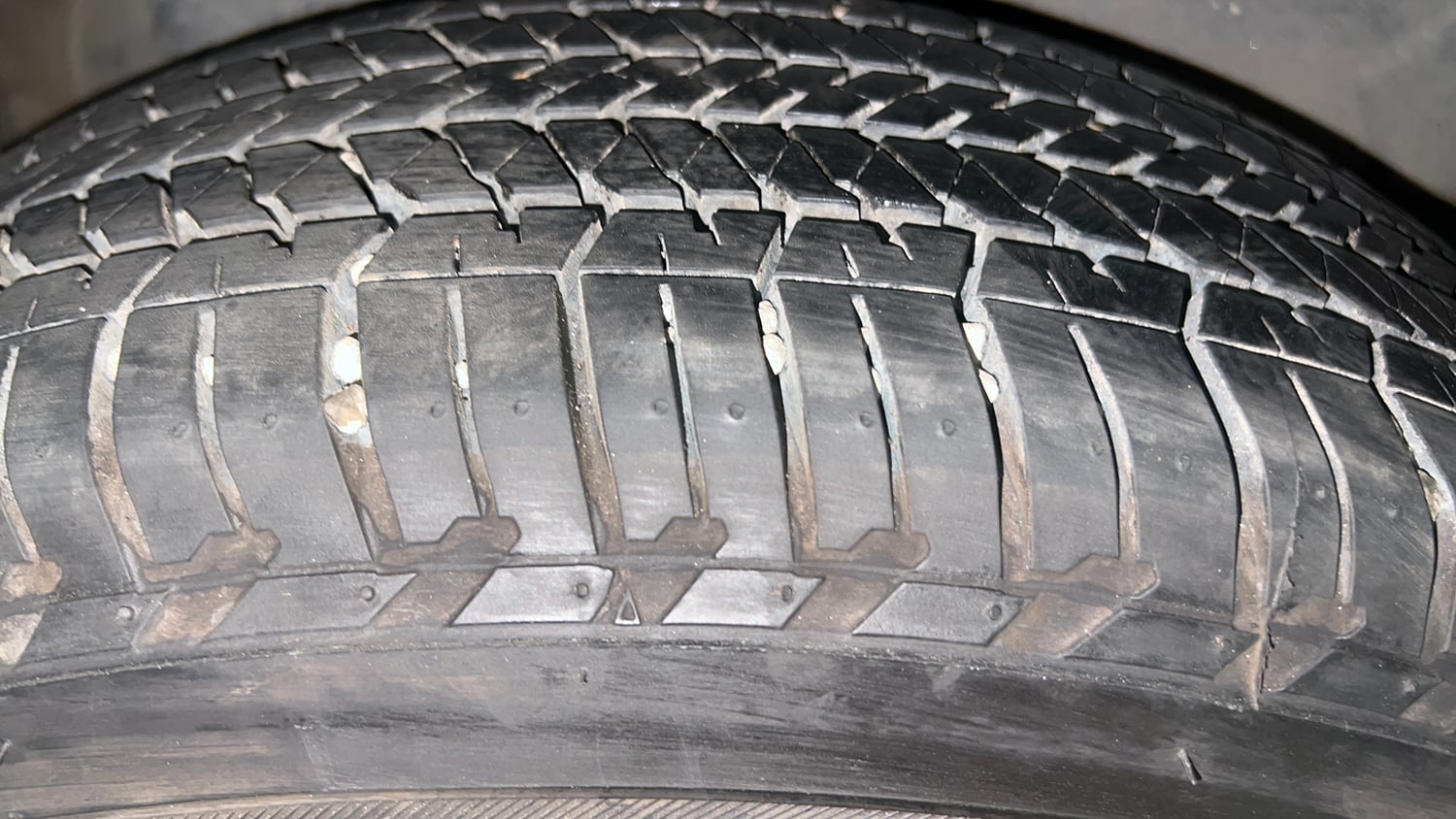 Used 2016 Mahindra XUV500 W10 AT Diesel Automatic tyres RIGHT REAR TYRE TREAD VIEW
