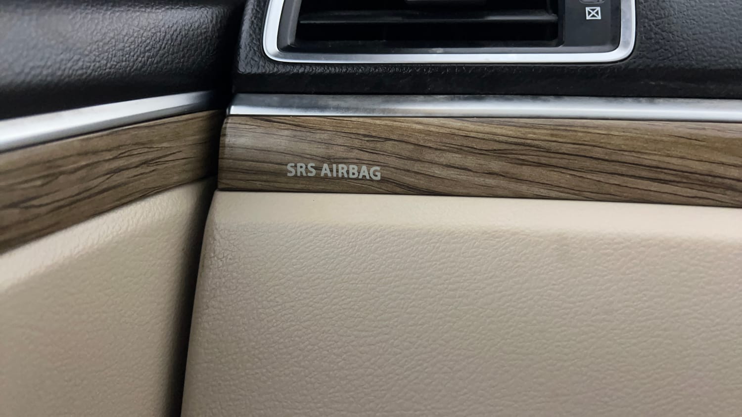 Used 2023 Maruti Suzuki Ciaz Alpha 1.5 Petrol Manual top_features Airbags
