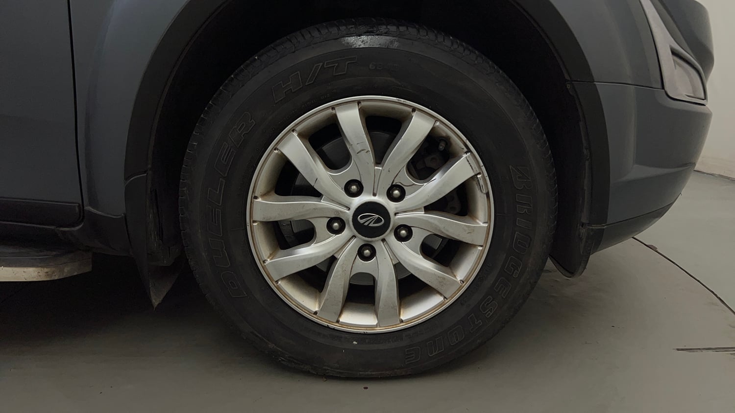 Used 2016 Mahindra XUV500 W10 AT Diesel Automatic tyres RIGHT FRONT TYRE RIM VIEW