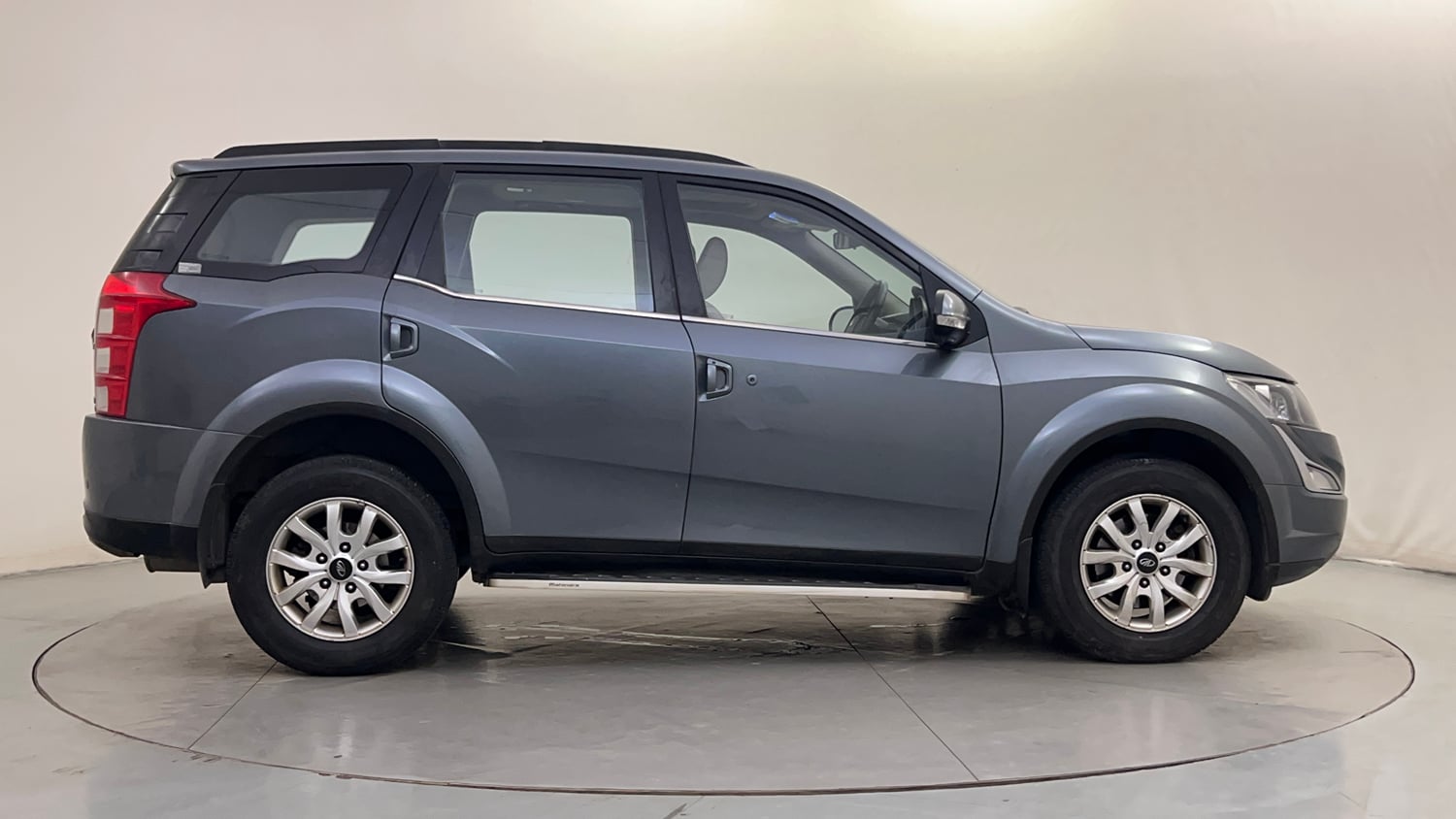 Used 2016 Mahindra XUV500 W10 AT Diesel Automatic exterior RIGHT SIDE VIEW