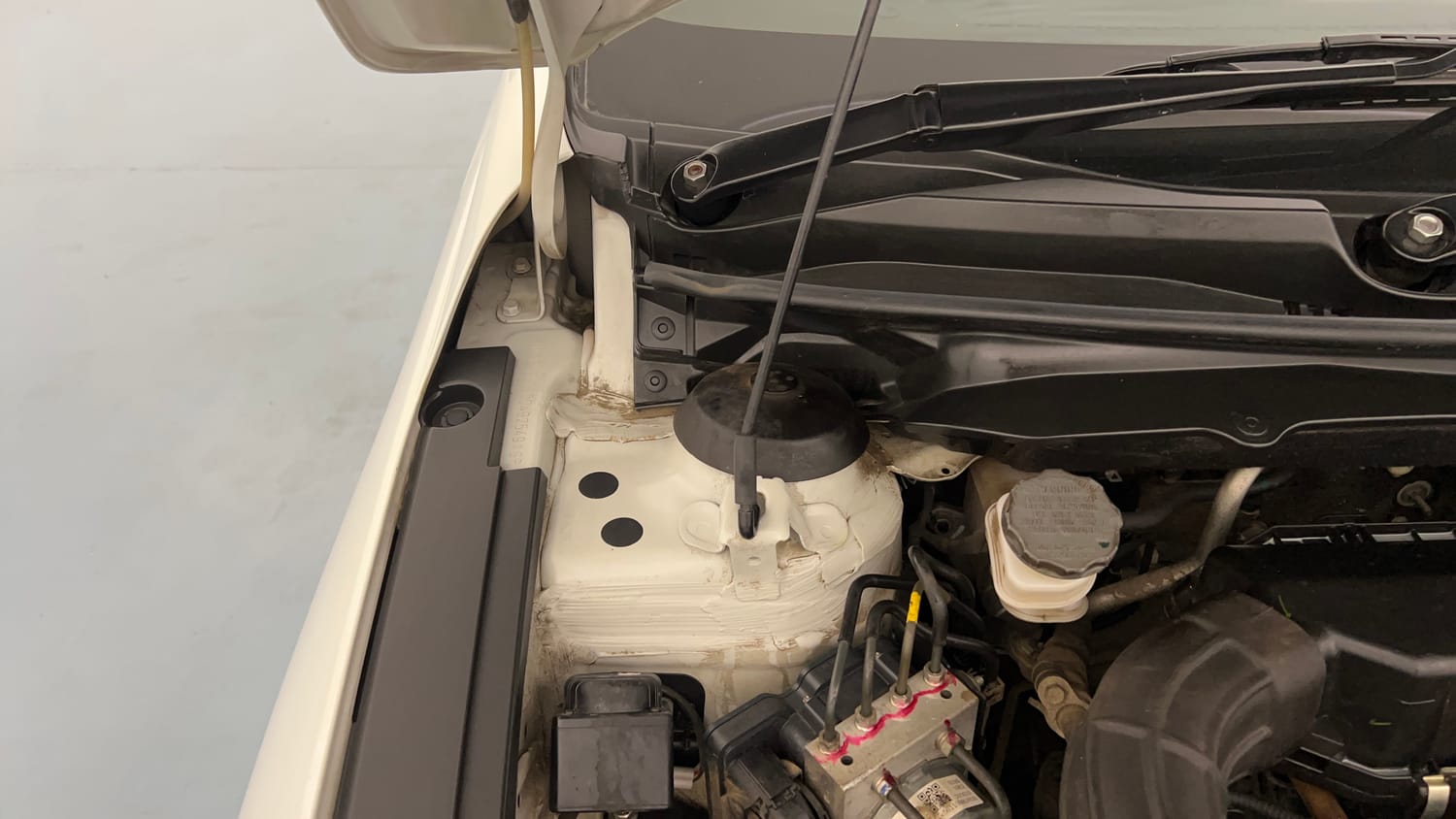 Used 2023 Maruti Suzuki Ciaz Alpha 1.5 Petrol Manual engine ENGINE RIGHT SIDE HINGE & APRON VIEW