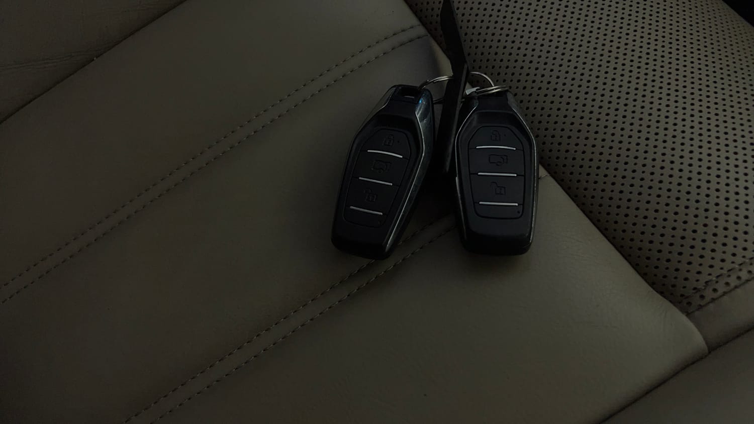Used 2016 Mahindra XUV500 W10 AT Diesel Automatic extra CAR KEY VIEW
