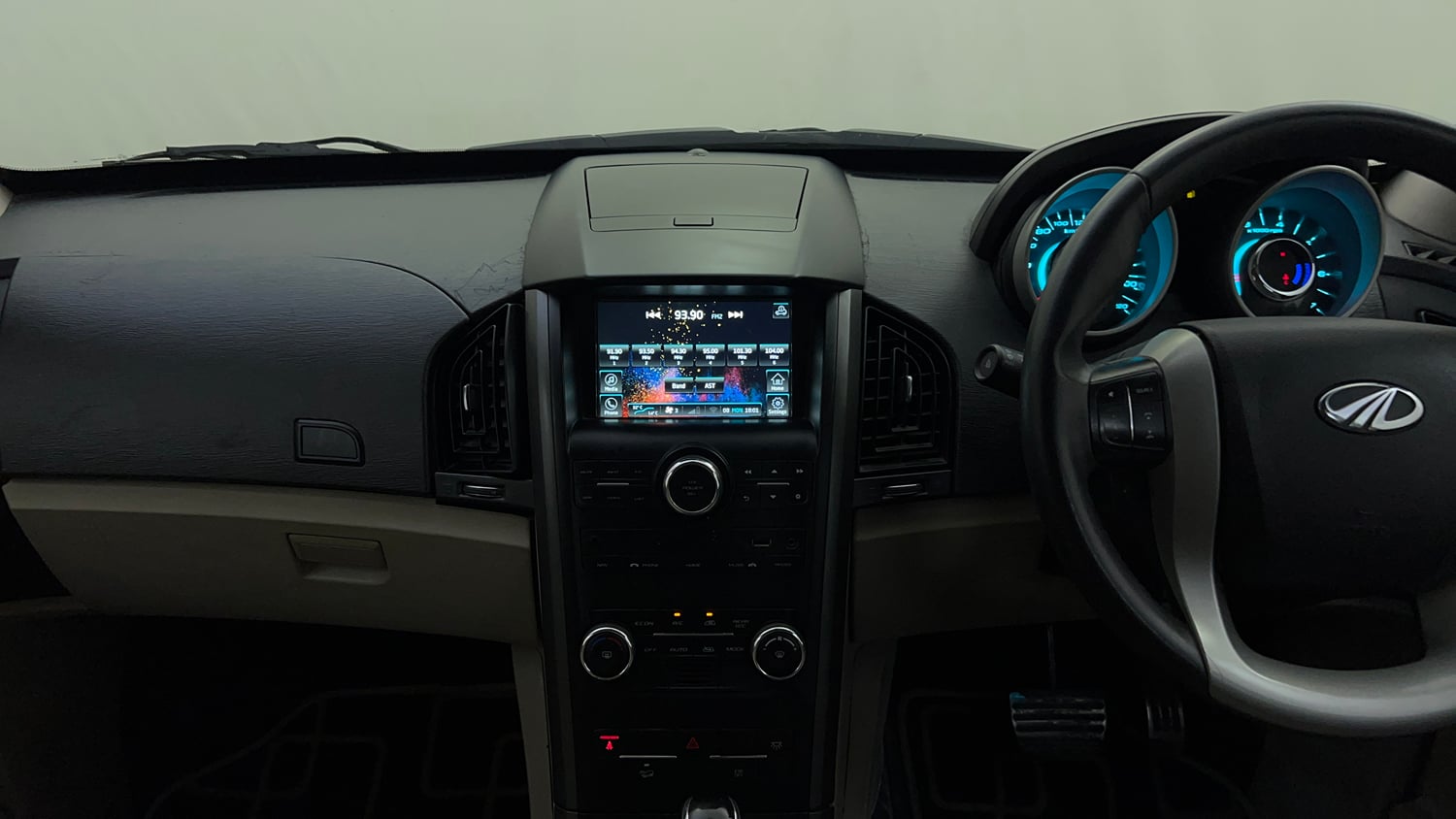 Used 2016 Mahindra XUV500 W10 AT Diesel Automatic interior MUSIC SYSTEM & AC CONTROL VIEW