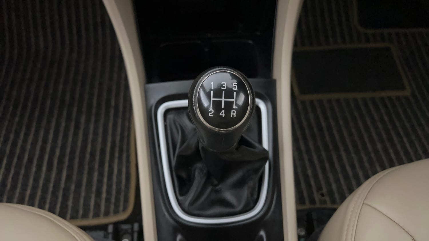 Used 2023 Maruti Suzuki Ciaz Alpha 1.5 Petrol Manual interior GEAR  KNOB VIEW