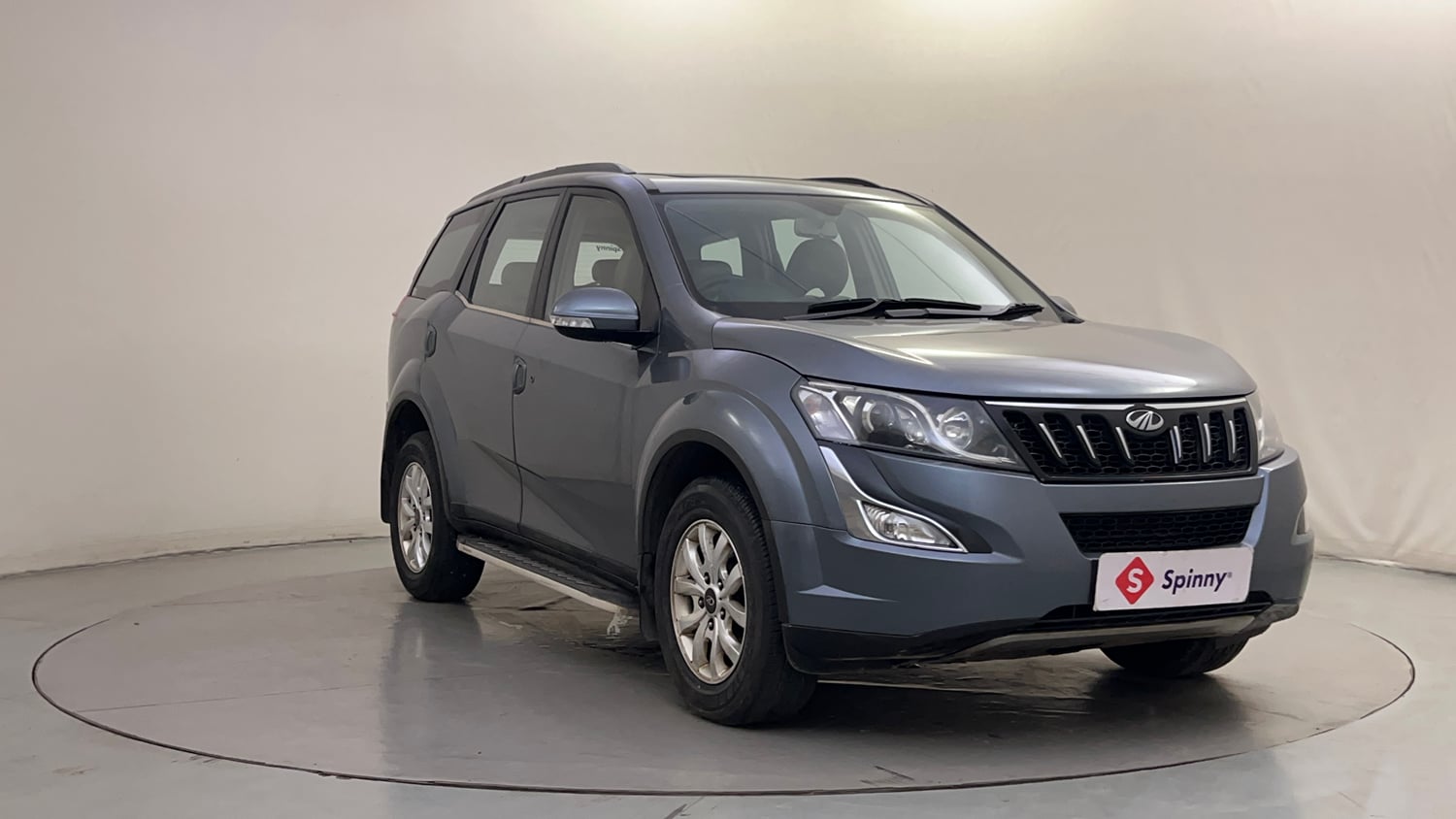 Used 2016 Mahindra XUV500 W10 AT Diesel Automatic exterior RIGHT FRONT CORNER VIEW