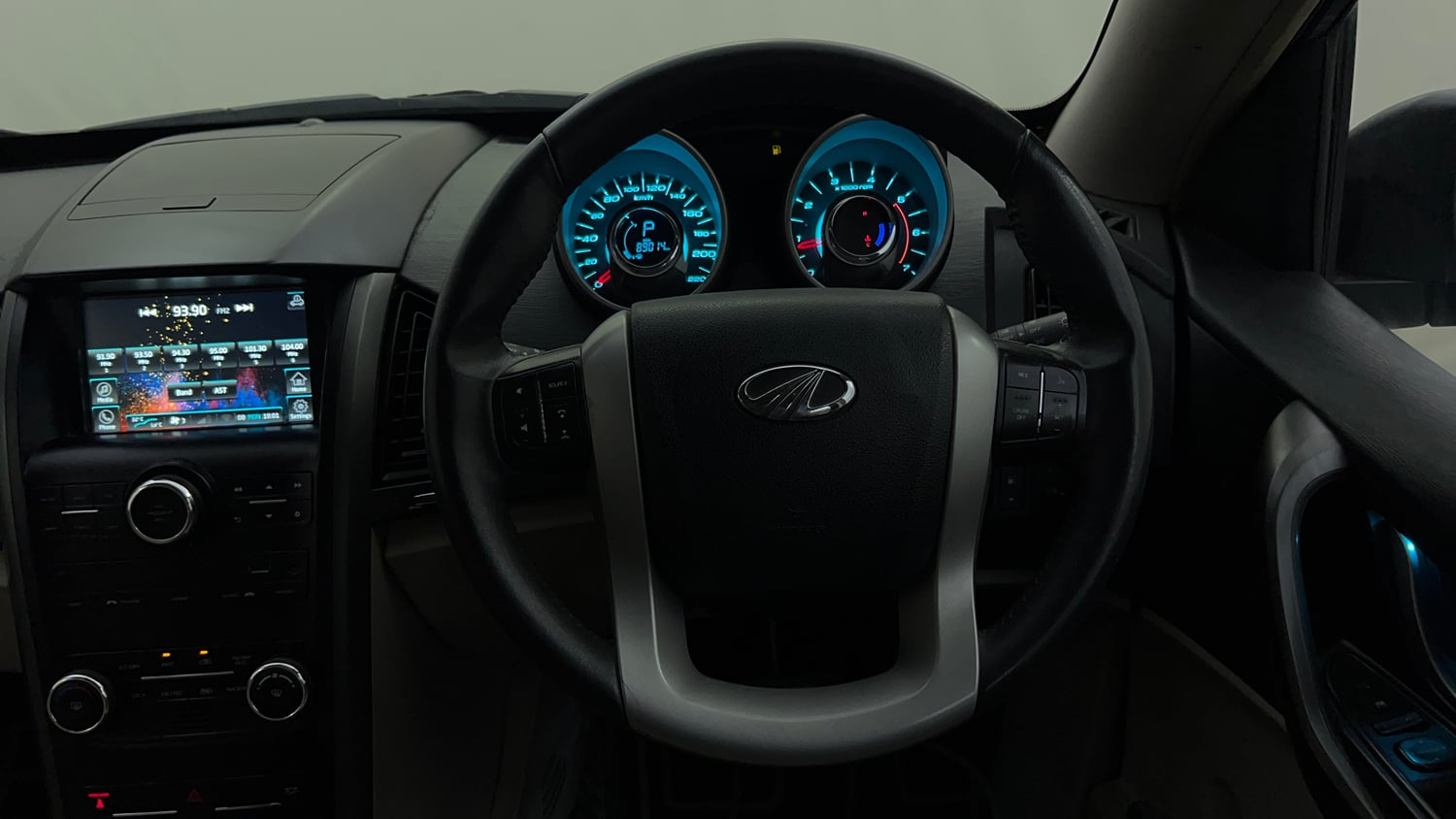 Used 2016 Mahindra XUV500 W10 AT Diesel Automatic interior STEERING VIEW