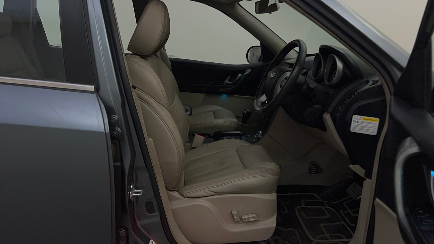 Used 2016 Mahindra XUV500 W10 AT Diesel Automatic interior RIGHT SIDE FRONT DOOR CABIN VIEW