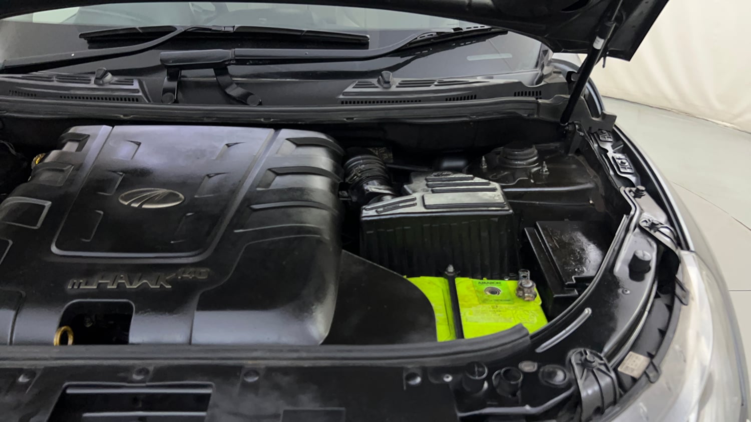 Used 2016 Mahindra XUV500 W10 AT Diesel Automatic engine ENGINE LEFT SIDE HINGE & APRON VIEW