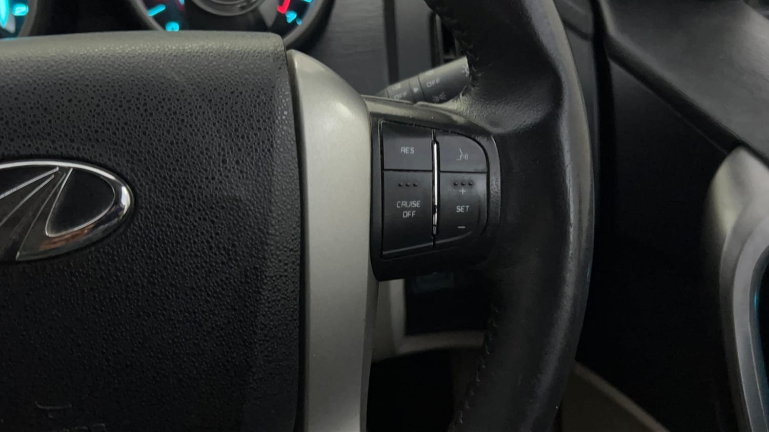 Used 2016 Mahindra XUV500 W10 AT Diesel Automatic top_features Cruise control
