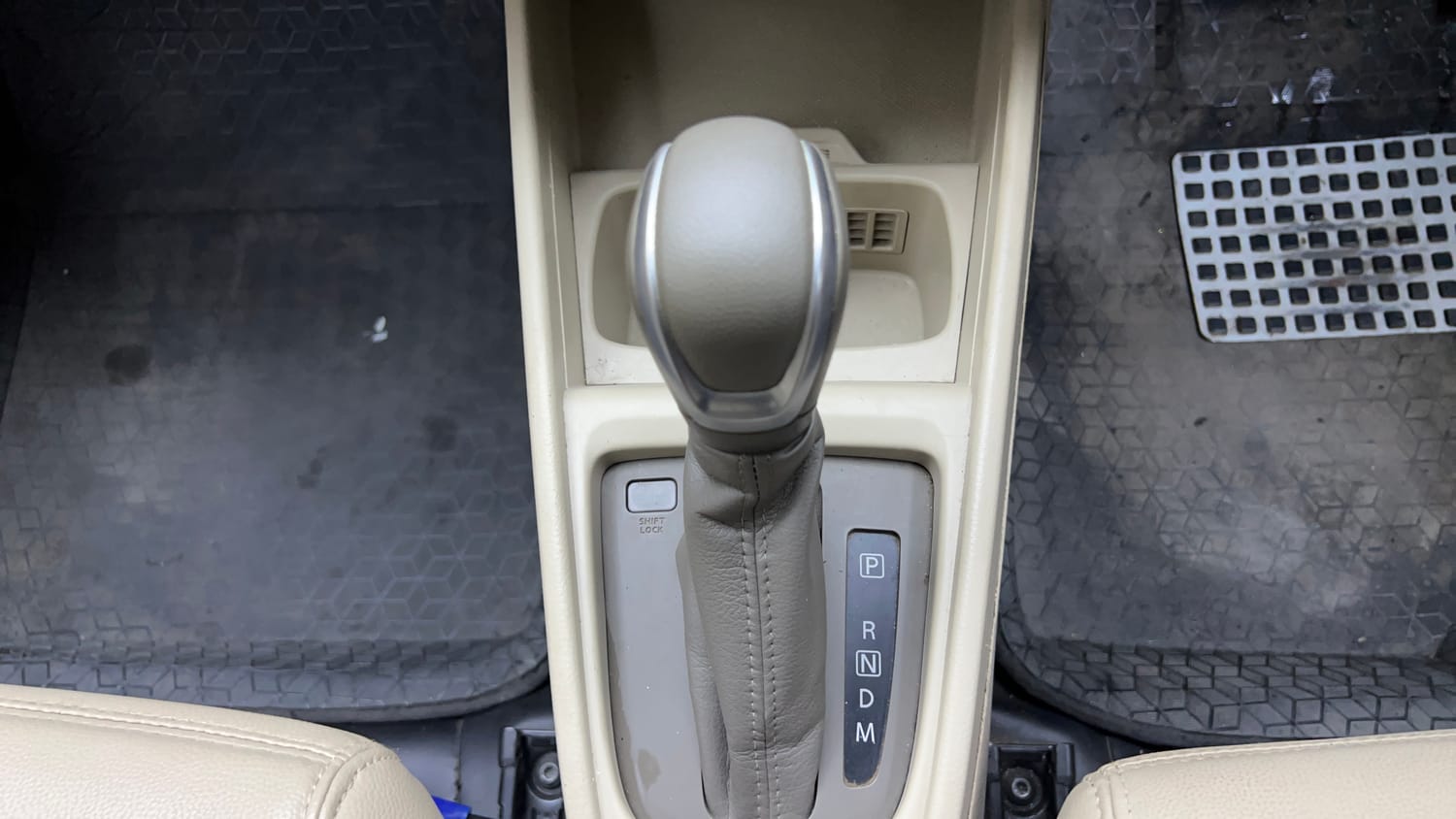 Used 2024 Maruti Suzuki Ertiga ZXi Plus AT Petrol Automatic interior GEAR  KNOB VIEW