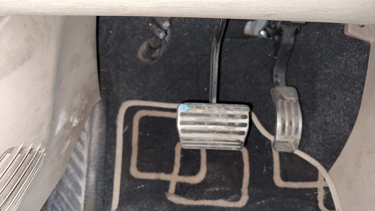 Used 2016 Mahindra XUV500 W10 AT Diesel Automatic interior PEDALS VIEW