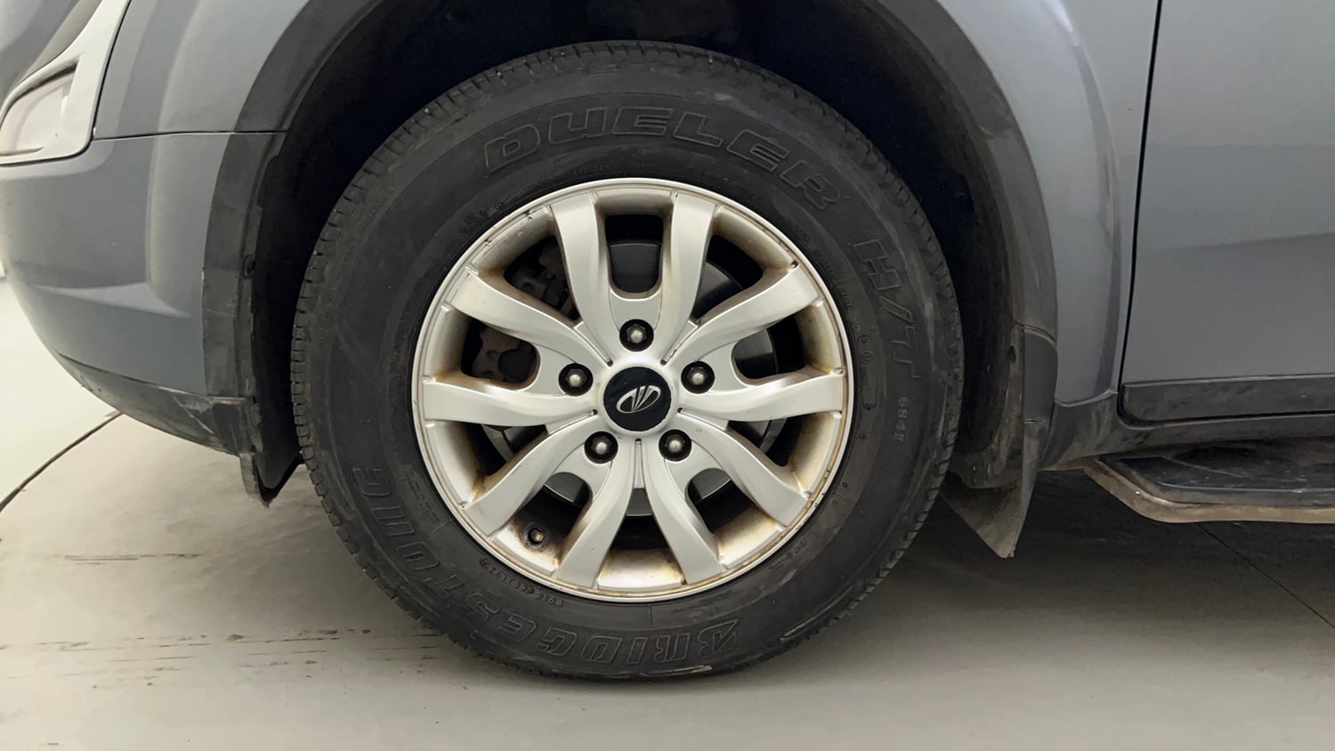 Used 2016 Mahindra XUV500 W10 AT Diesel Automatic tyres LEFT FRONT TYRE RIM VIEW