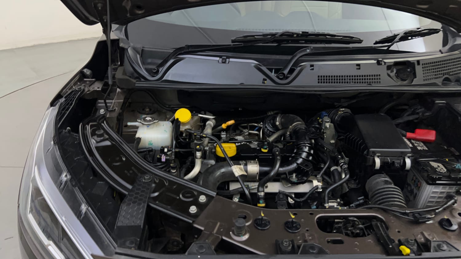 Used 2024 Nissan Magnite XV Premium Turbo Petrol Manual engine ENGINE RIGHT SIDE HINGE & APRON VIEW