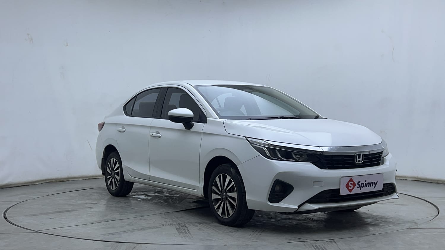 Used 2024 Honda City V Petrol MT Petrol Manual exterior RIGHT FRONT CORNER VIEW