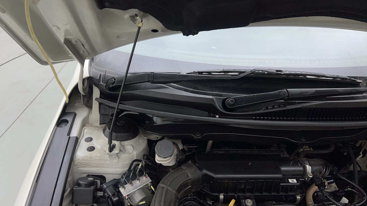Used 2022 Maruti Suzuki Ciaz Zeta 1.5 Petrol Manual engine ENGINE RIGHT SIDE HINGE & APRON VIEW