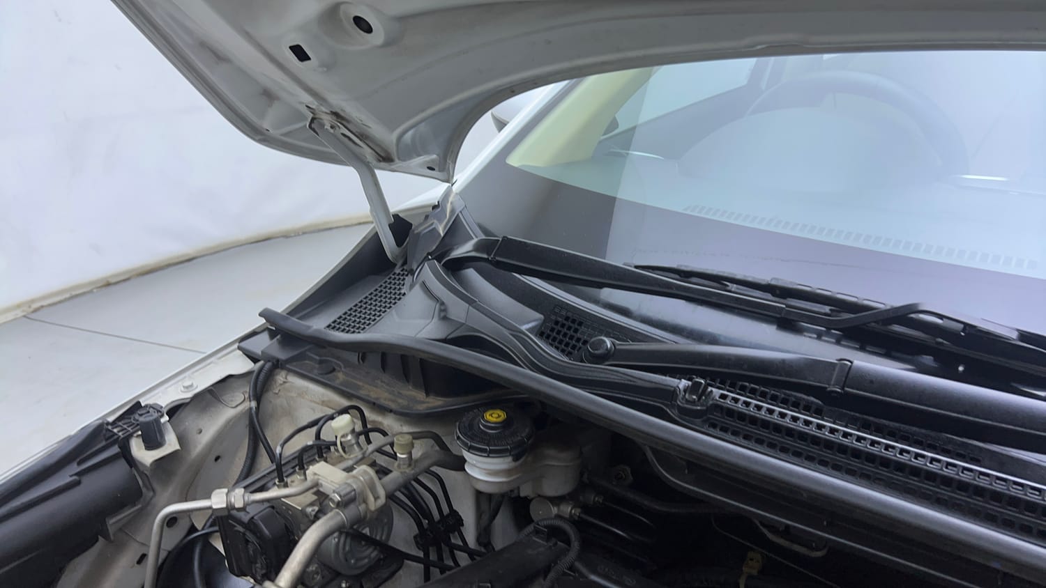 Used 2024 Honda City V Petrol MT Petrol Manual engine ENGINE RIGHT SIDE HINGE & APRON VIEW