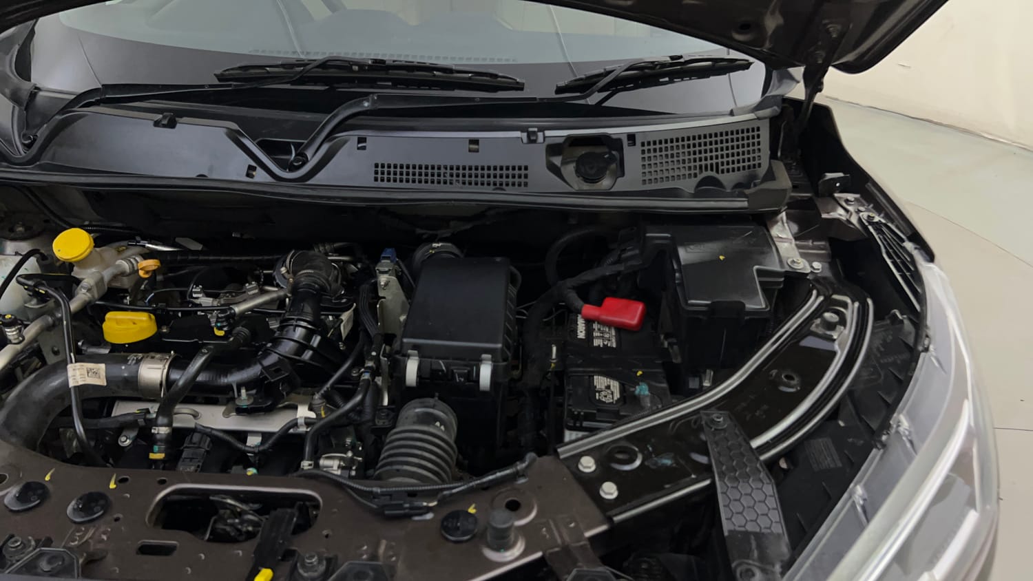 Used 2024 Nissan Magnite XV Premium Turbo Petrol Manual engine ENGINE LEFT SIDE HINGE & APRON VIEW