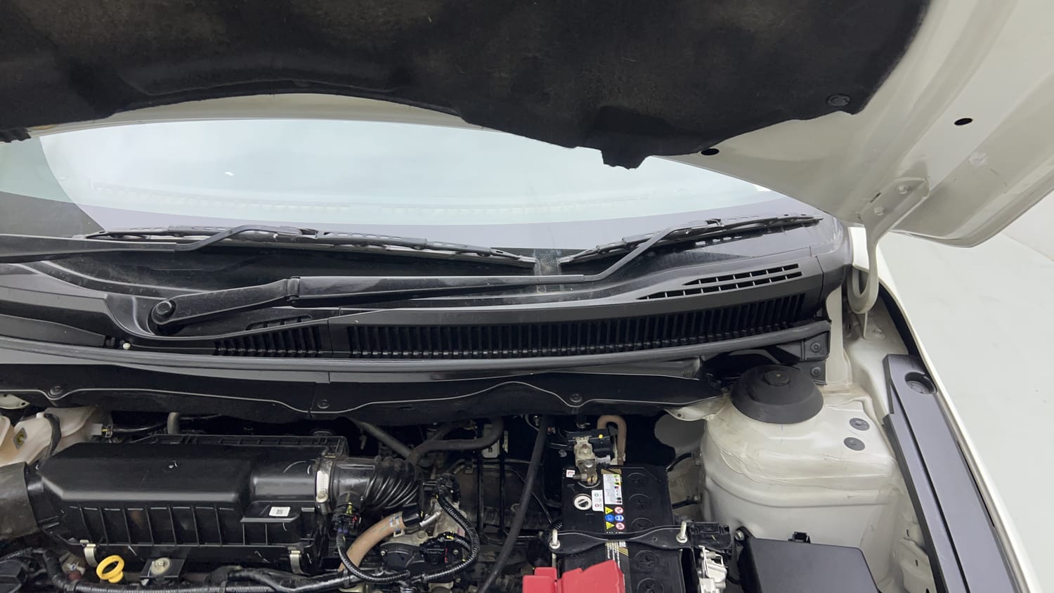 Used 2022 Maruti Suzuki Ciaz Zeta 1.5 Petrol Manual engine ENGINE LEFT SIDE HINGE & APRON VIEW