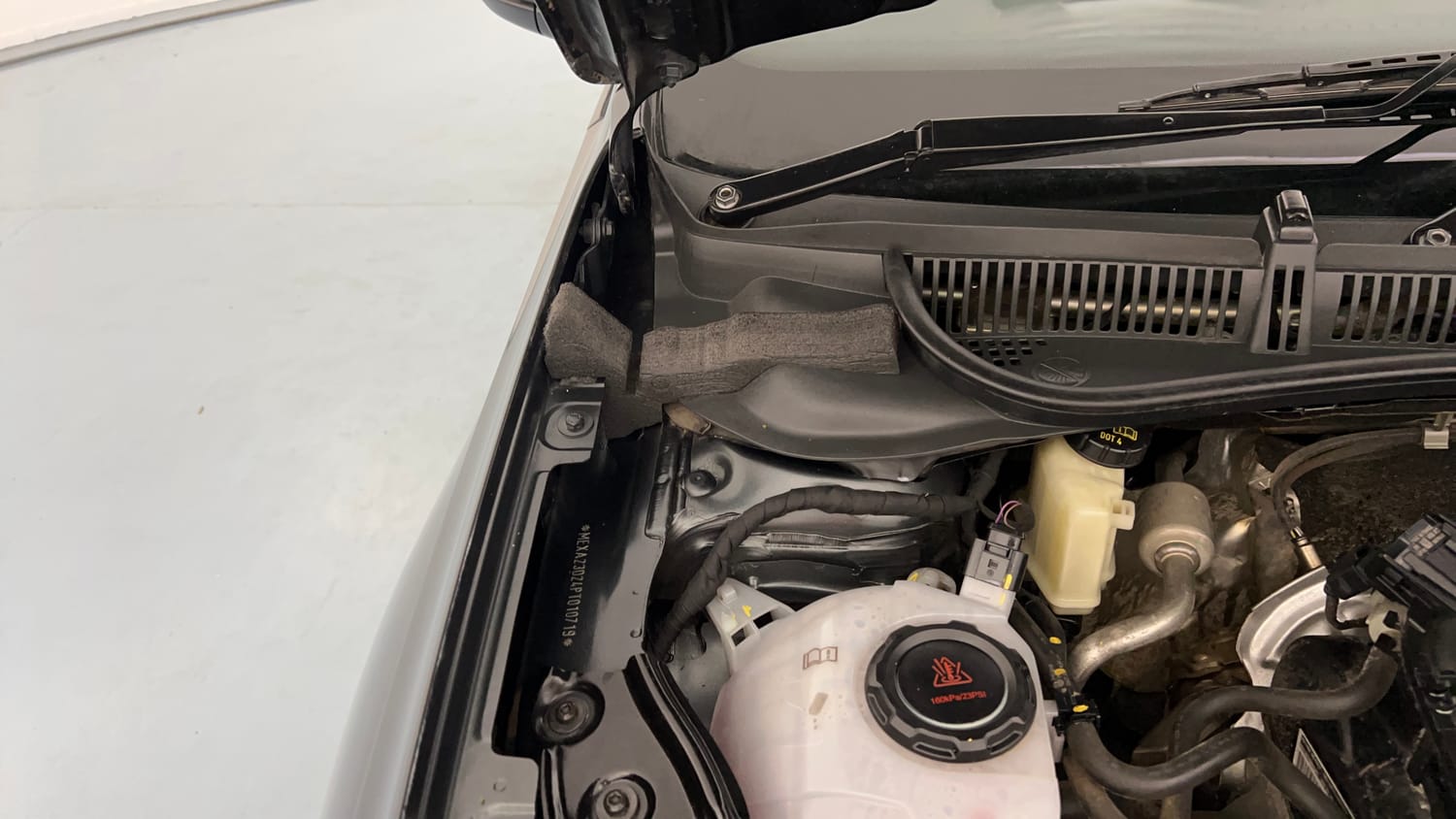 Used 2023 Volkswagen Virtus Topline 1.0 TSI MT Petrol Manual engine ENGINE RIGHT SIDE HINGE & APRON VIEW