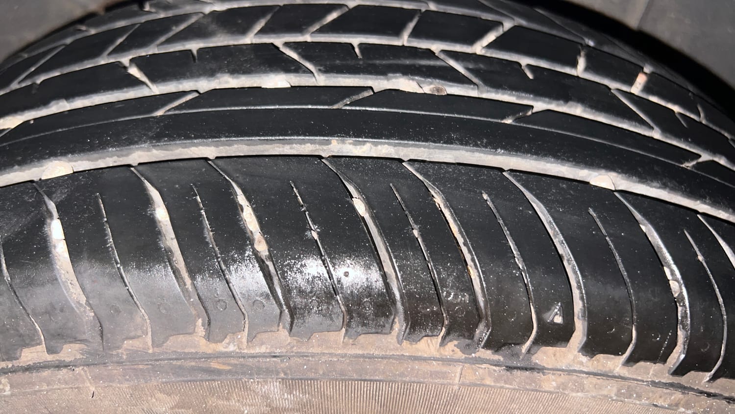 Used 2024 Nissan Magnite XV Premium Turbo Petrol Manual tyres LEFT REAR TYRE TREAD VIEW