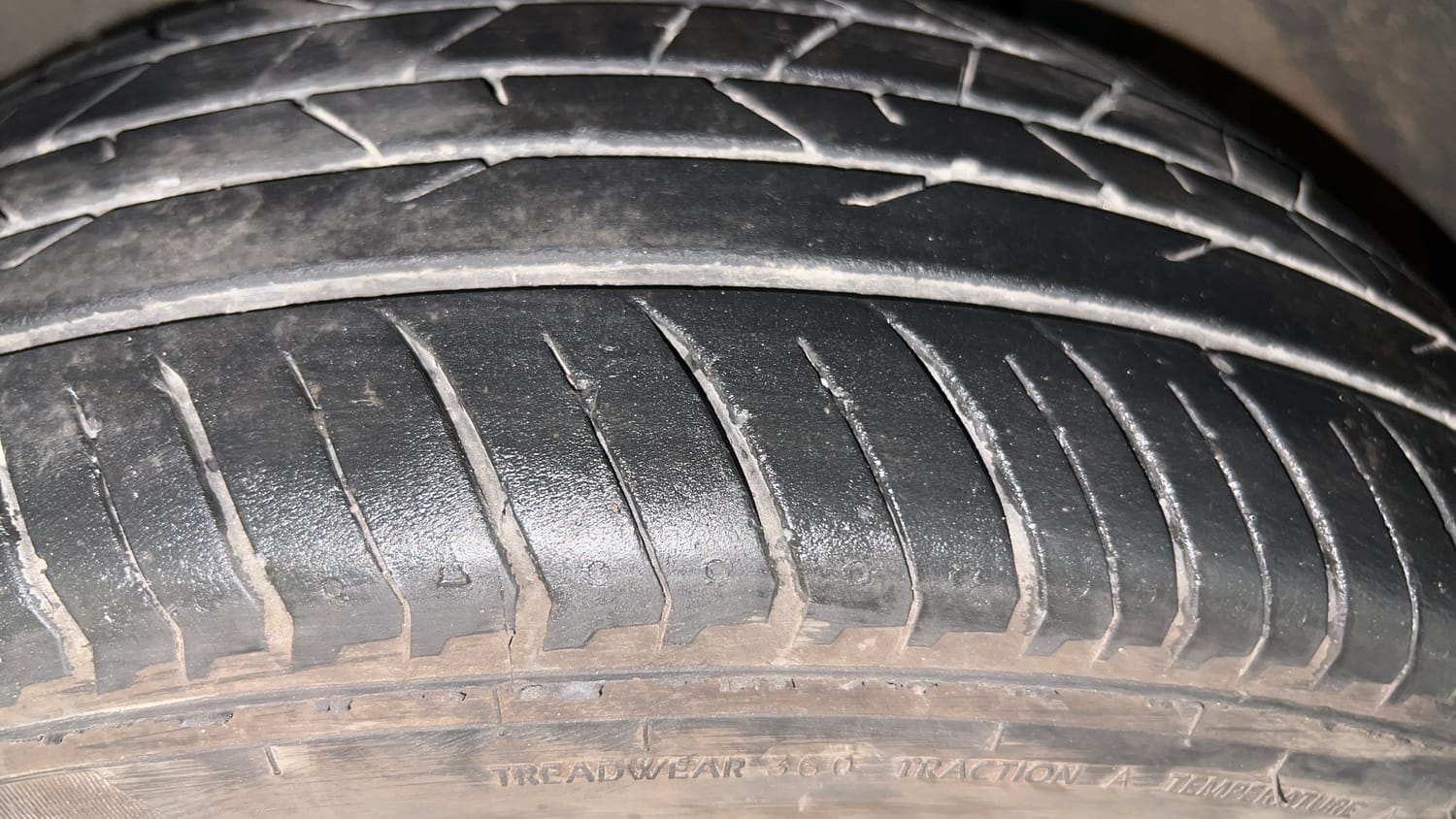 Used 2024 Nissan Magnite XV Premium Turbo Petrol Manual tyres LEFT FRONT TYRE TREAD VIEW