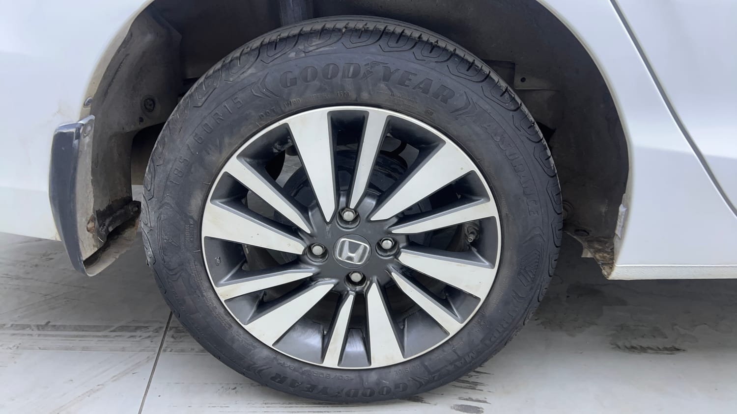 Used 2024 Honda City V Petrol MT Petrol Manual tyres RIGHT REAR TYRE RIM VIEW