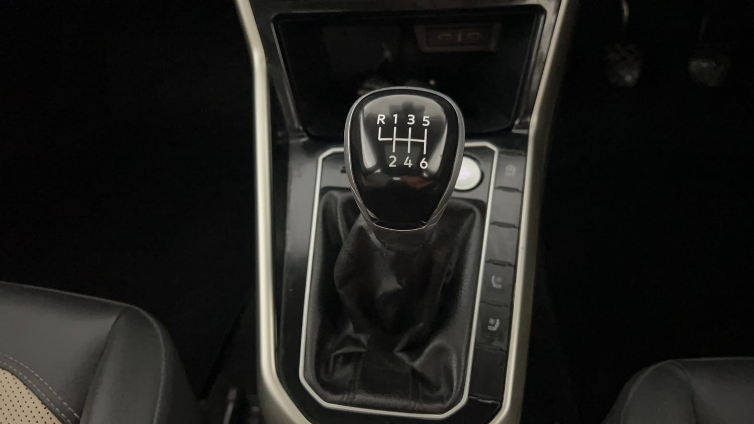 Used 2023 Volkswagen Virtus Topline 1.0 TSI MT Petrol Manual interior GEAR  KNOB VIEW