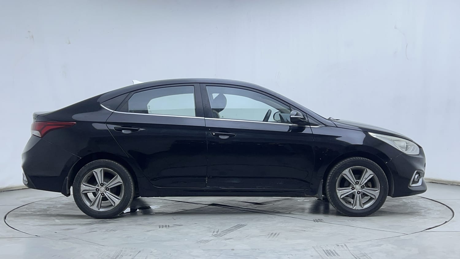 Used 2018 Hyundai Verna SX Plus 1.6 CRDi AT Diesel Automatic exterior RIGHT SIDE VIEW