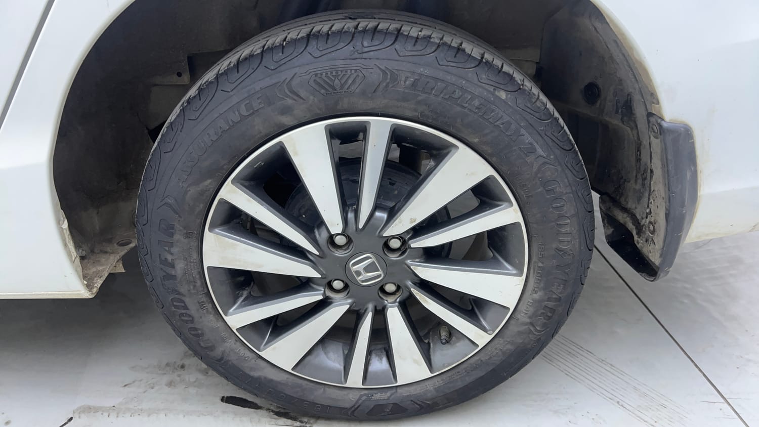 Used 2024 Honda City V Petrol MT Petrol Manual tyres LEFT REAR TYRE RIM VIEW