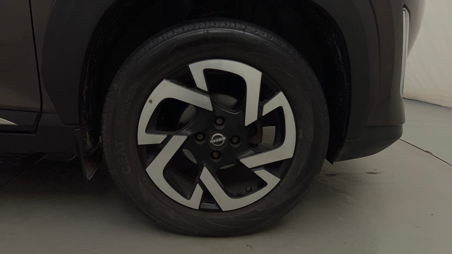 Used 2024 Nissan Magnite XV Premium Turbo Petrol Manual tyres RIGHT FRONT TYRE RIM VIEW