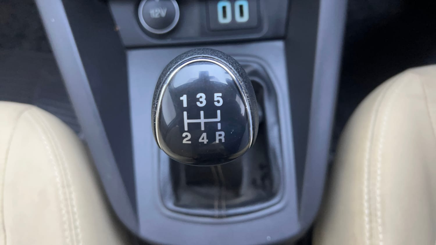 Used 2019 Ford Figo Aspire Titanium Plus 1.2 Ti-VCT Petrol Manual interior GEAR  KNOB VIEW