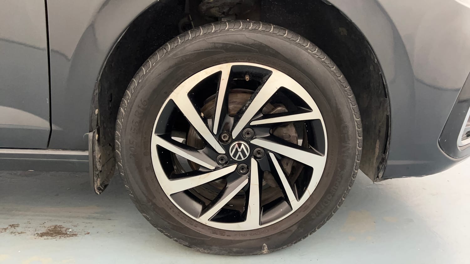 Used 2023 Volkswagen Virtus Topline 1.0 TSI MT Petrol Manual tyres RIGHT FRONT TYRE RIM VIEW