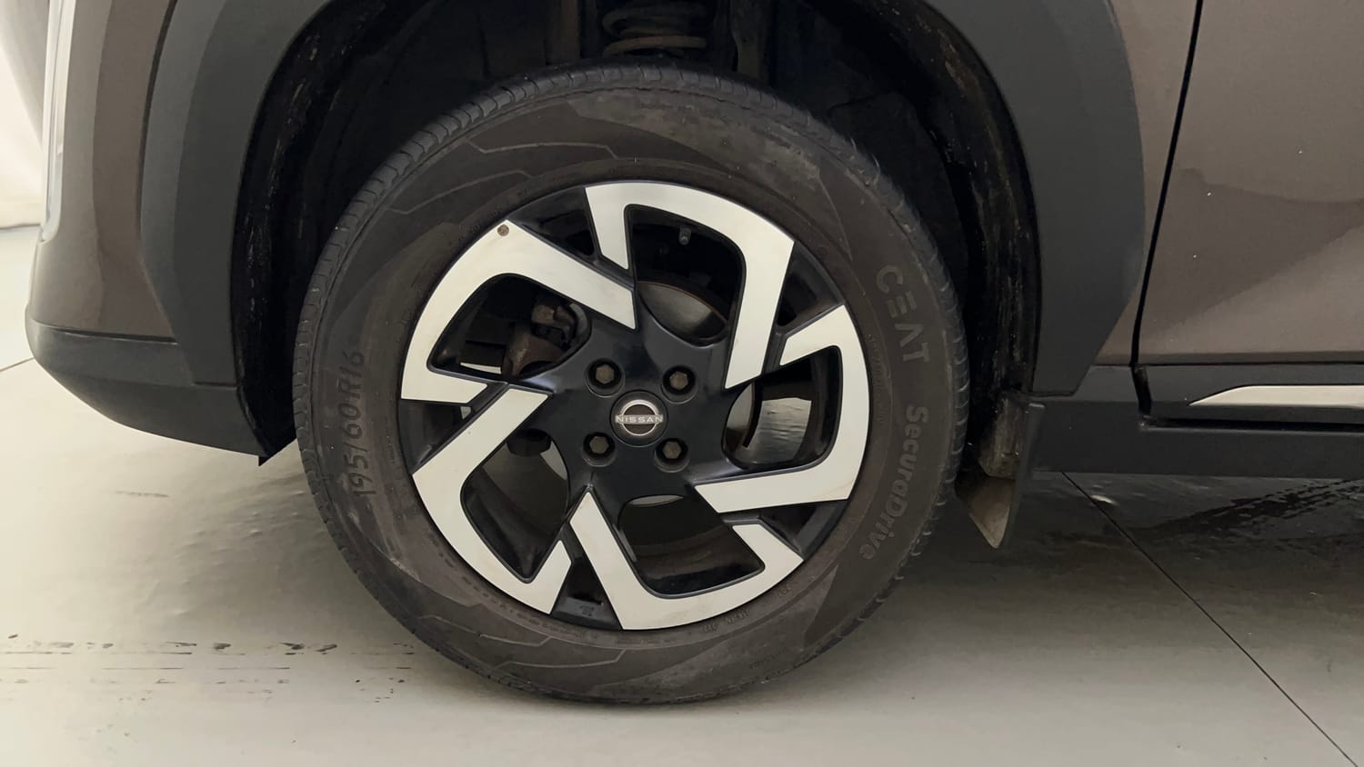 Used 2024 Nissan Magnite XV Premium Turbo Petrol Manual tyres LEFT FRONT TYRE RIM VIEW
