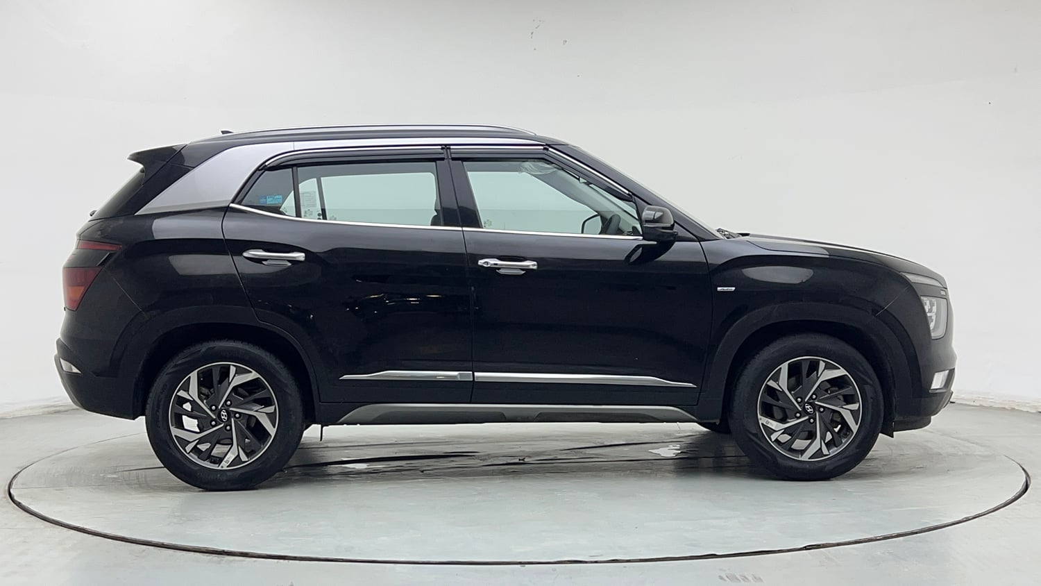 Used 2023 Hyundai Creta SX (O) 1.5 Petrol IVT Petrol Automatic exterior RIGHT SIDE VIEW