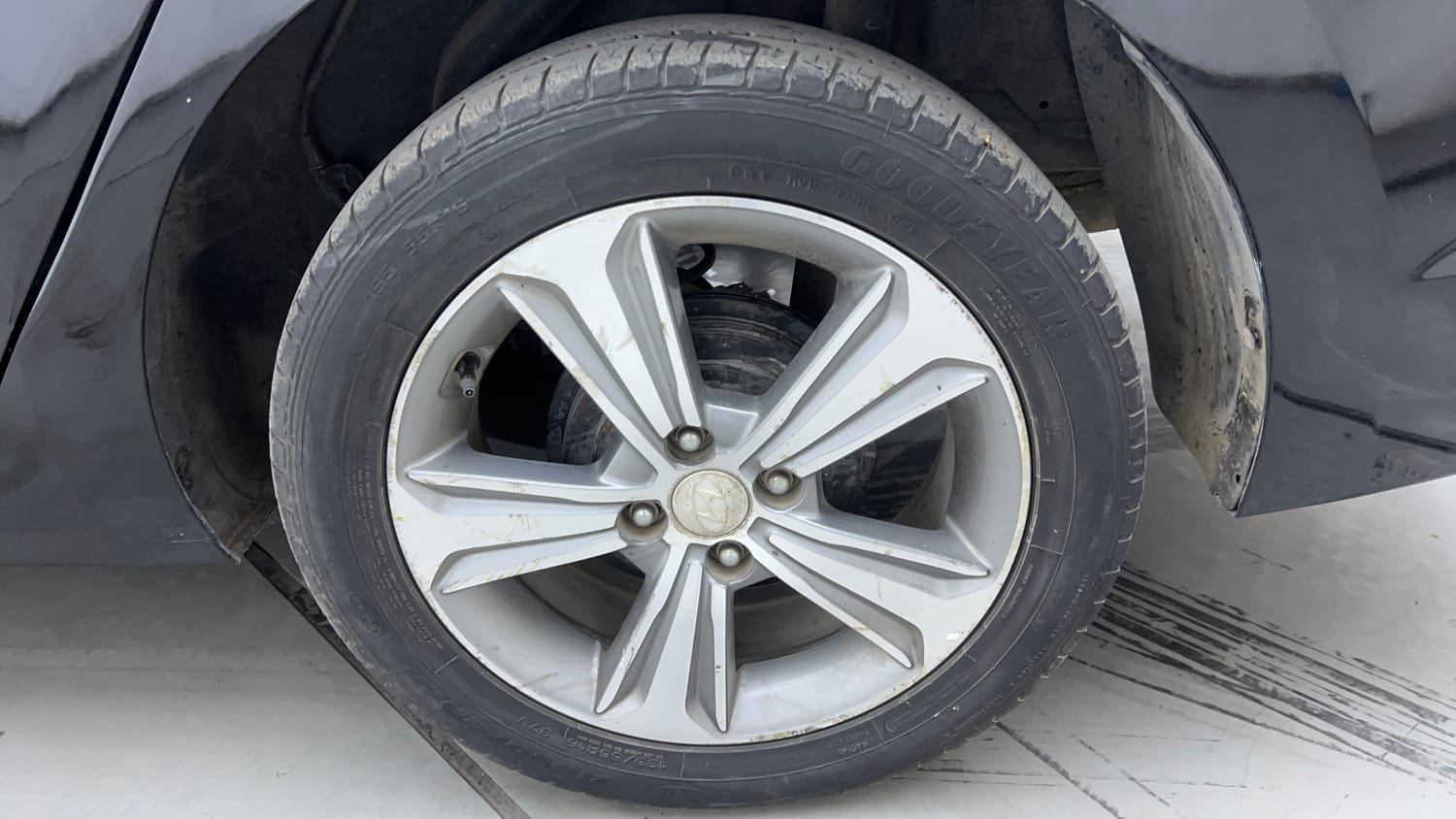 Used 2018 Hyundai Verna SX Plus 1.6 CRDi AT Diesel Automatic tyres LEFT REAR TYRE RIM VIEW