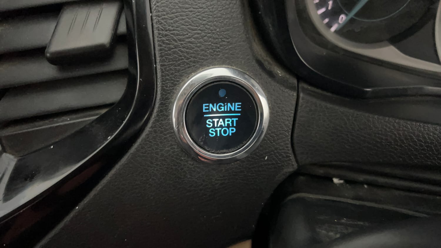 Used 2020 Ford Figo Aspire Titanium 1.2 Ti-VCT Petrol Manual top_features Keyless start