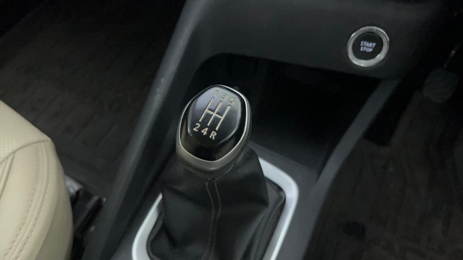 Used 2024 Nissan Magnite XV Premium Turbo Petrol Manual interior GEAR  KNOB VIEW