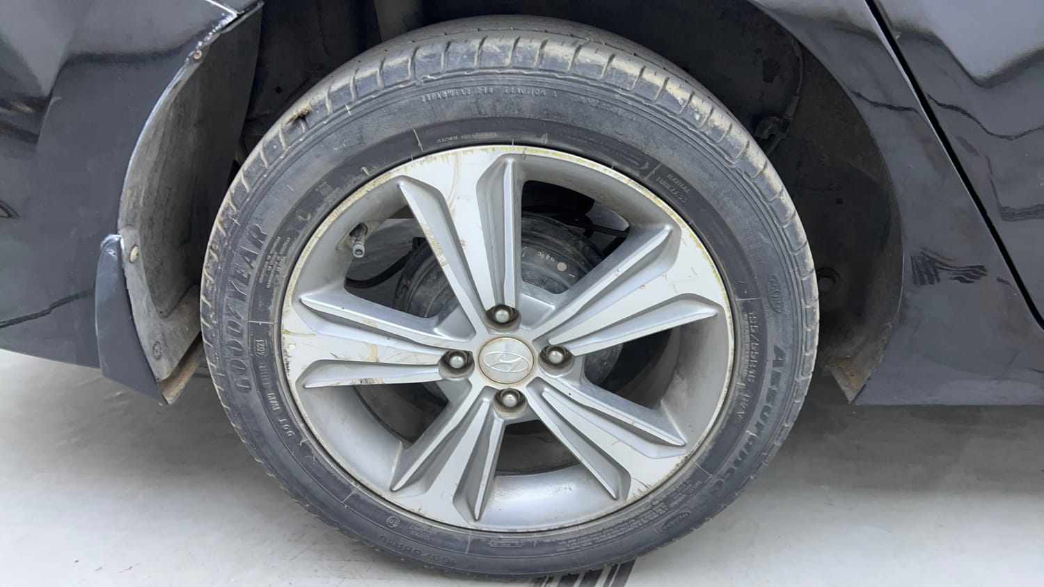 Used 2018 Hyundai Verna SX Plus 1.6 CRDi AT Diesel Automatic tyres RIGHT REAR TYRE RIM VIEW