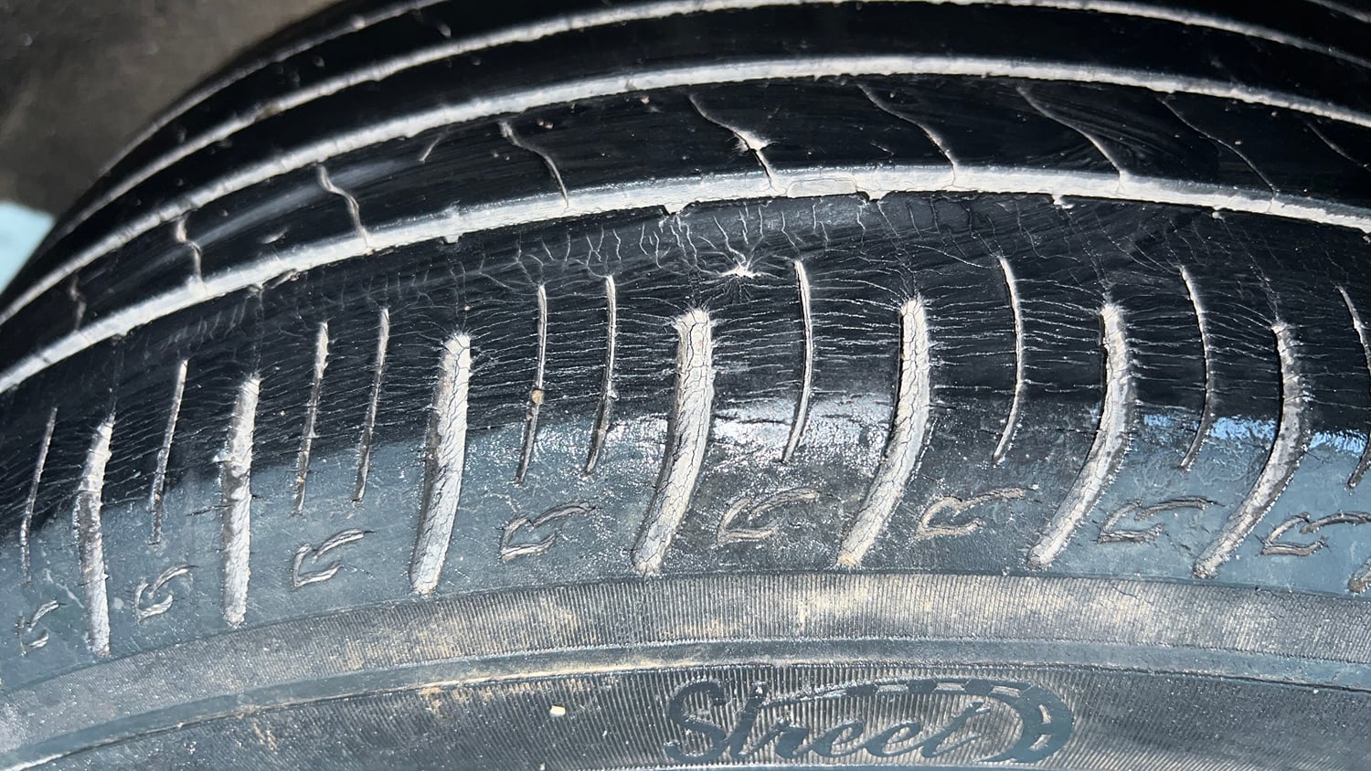 Used 2020 Maruti Suzuki Vitara Brezza ZXi Plus AT SHVS Petrol Automatic tyres RIGHT REAR TYRE TREAD VIEW