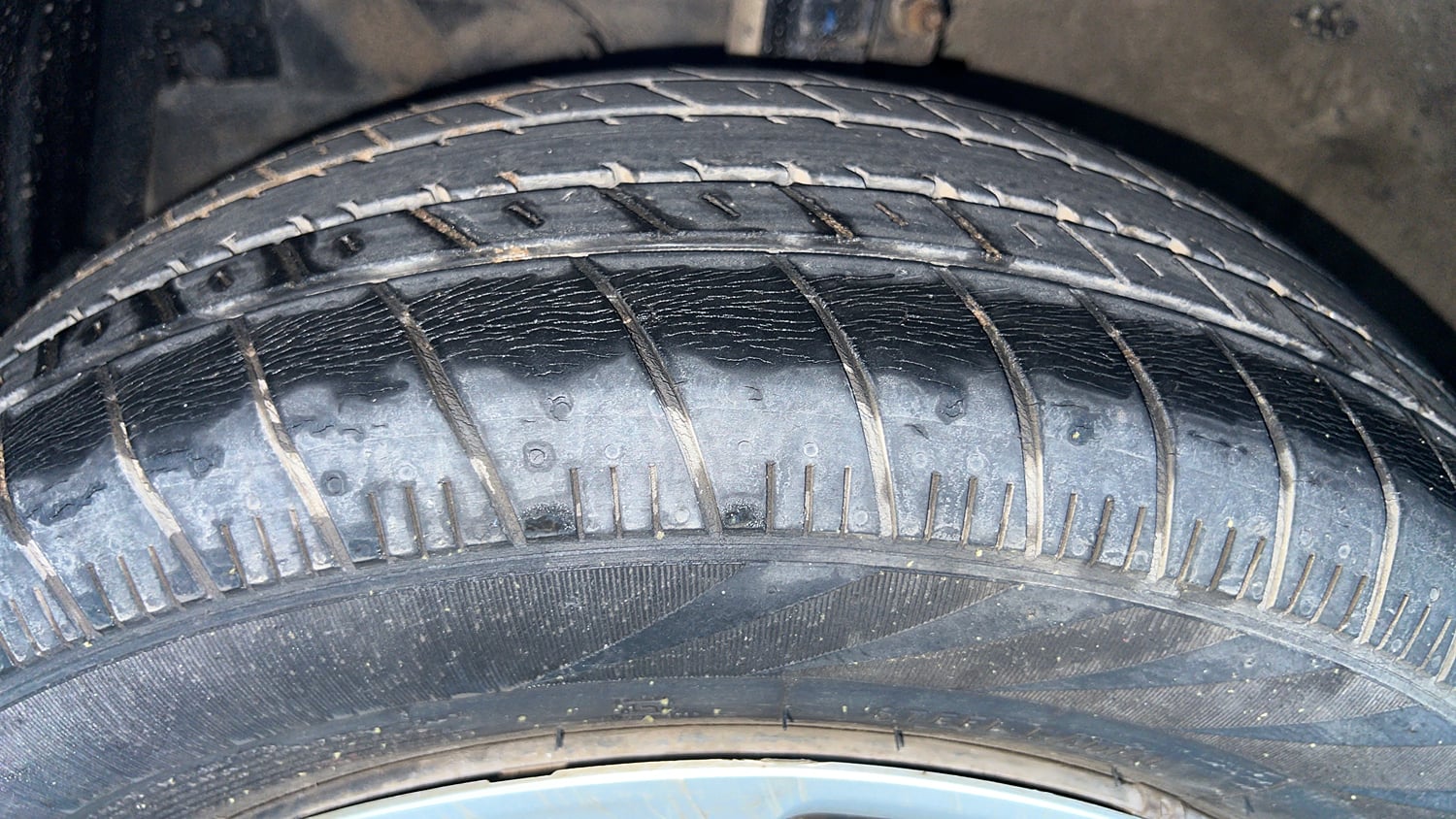 Used 2016 Maruti Suzuki Ertiga VXI Petrol Manual tyres LEFT FRONT TYRE TREAD VIEW