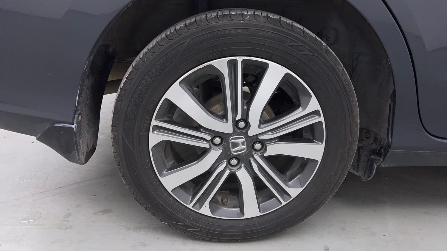 Used 2023 Honda Amaze VX 1.2 Petrol CVT Petrol Automatic tyres RIGHT REAR TYRE RIM VIEW