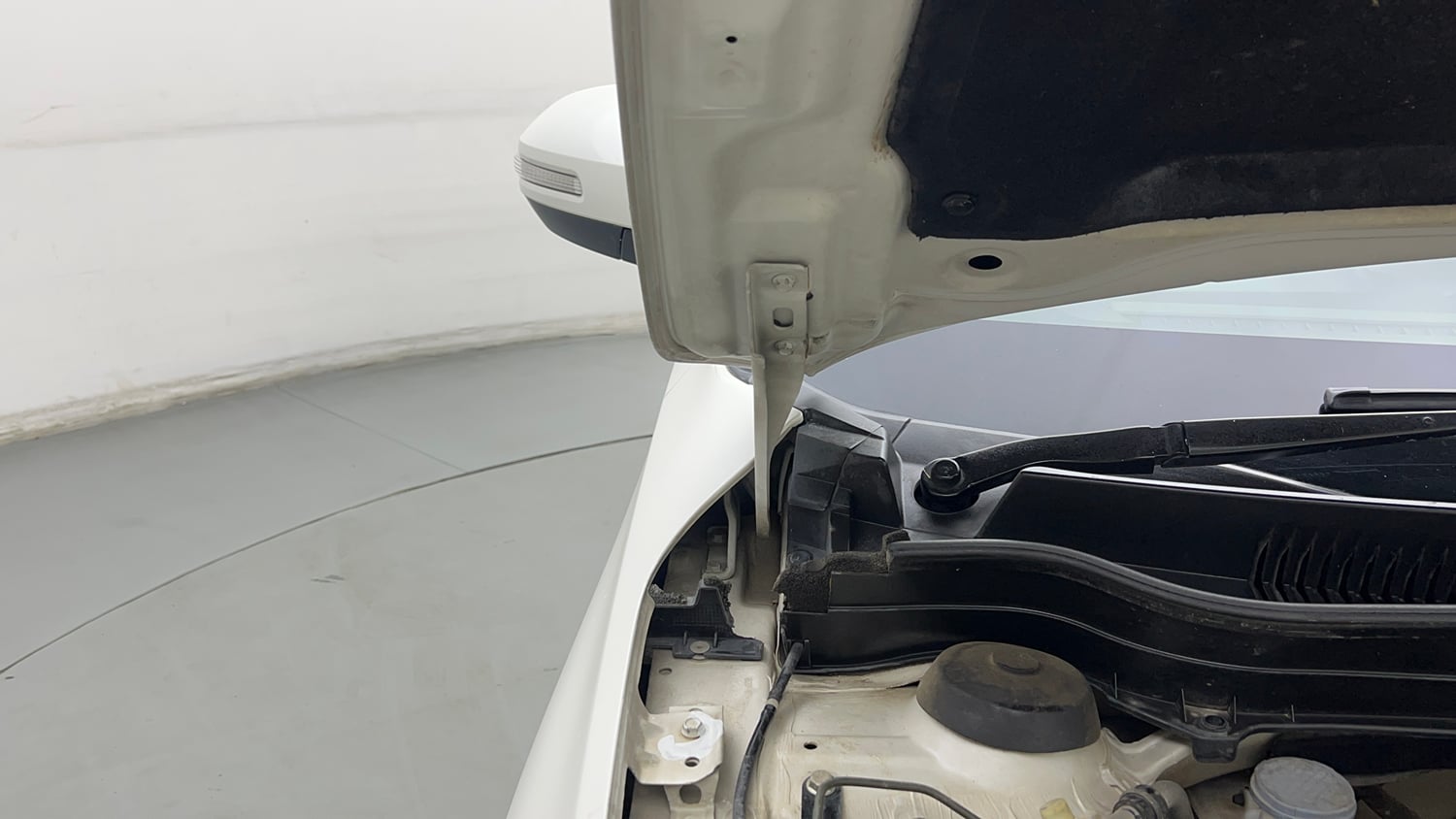 Used 2020 Maruti Suzuki Vitara Brezza ZXi Plus AT SHVS Petrol Automatic engine ENGINE RIGHT SIDE HINGE & APRON VIEW