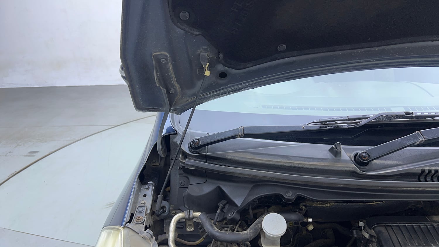Used 2016 Maruti Suzuki Ertiga VXI Petrol Manual engine ENGINE RIGHT SIDE HINGE & APRON VIEW