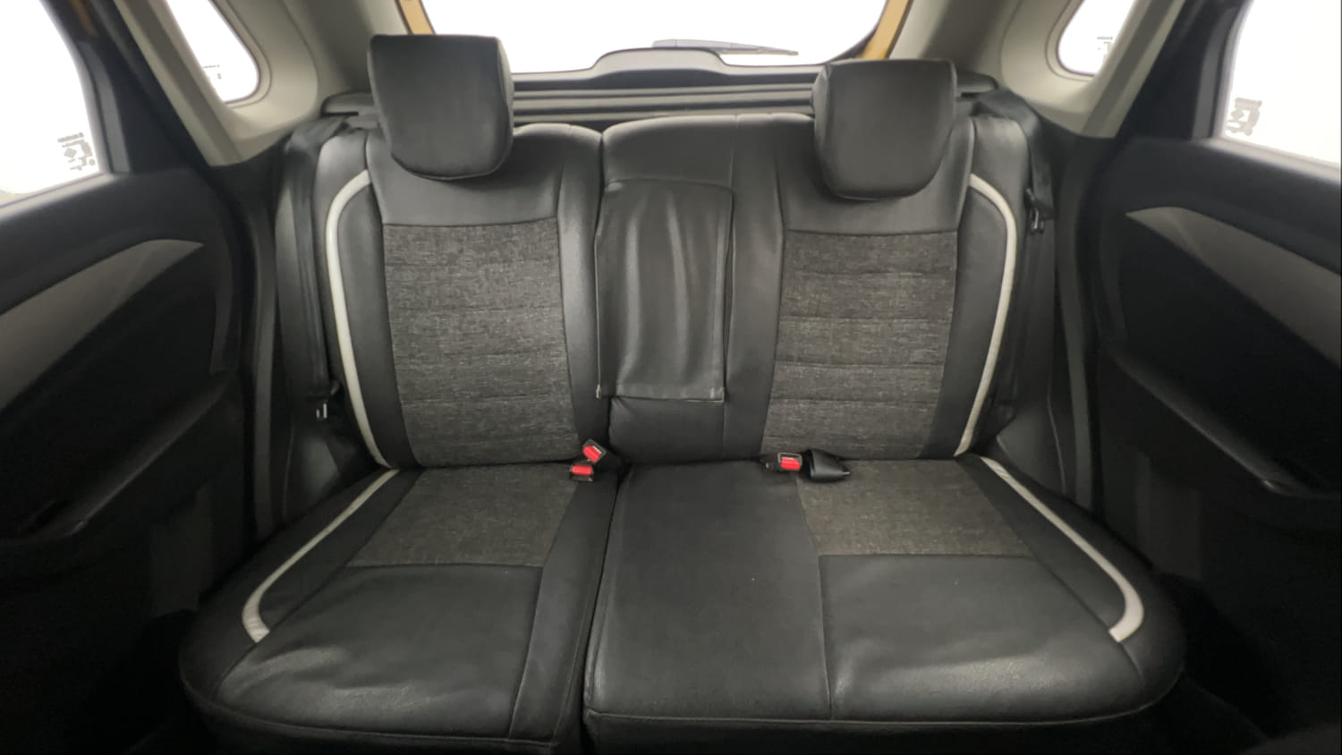 Used 2017 Maruti Suzuki Vitara Brezza [2016-2020] ZDi Diesel Manual interior REAR SEAT CONDITION VIEW