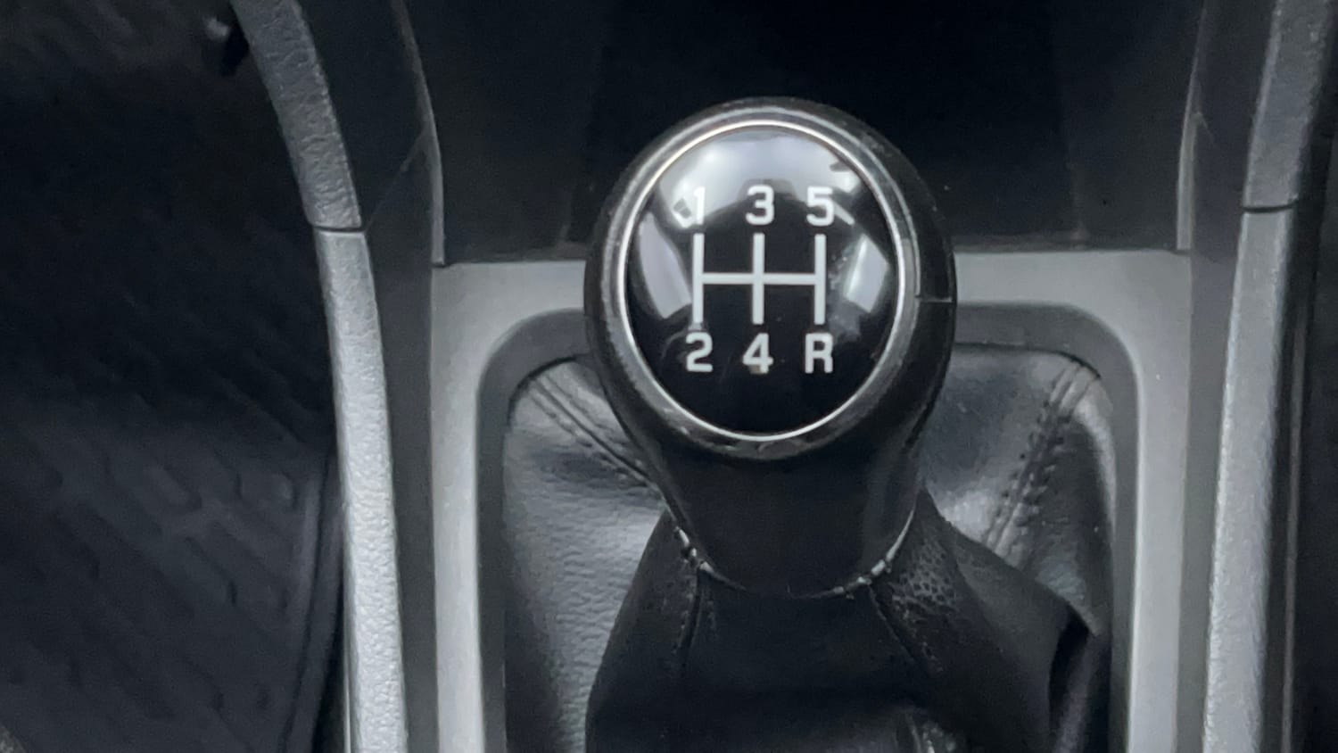 Used 2017 Maruti Suzuki Vitara Brezza [2016-2020] ZDi Diesel Manual interior GEAR  KNOB VIEW